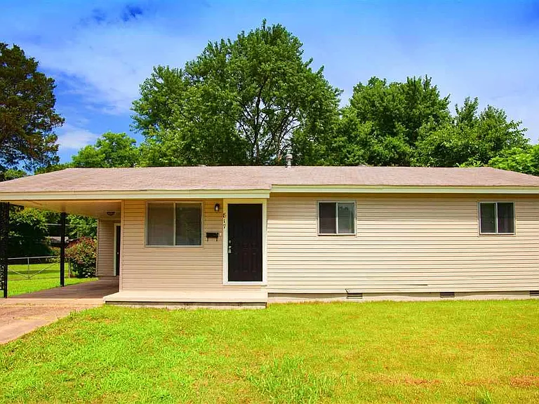 817 Greenlea Dr — Photo 1