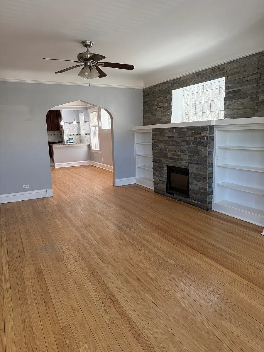 Building Photo - 5639 N Artesian Ave #2