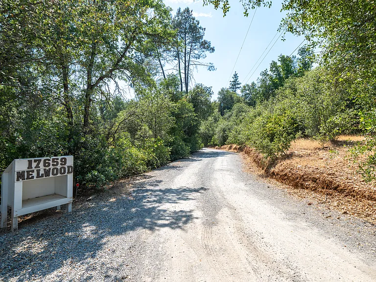 17659 Melwood Ln — Photo 2