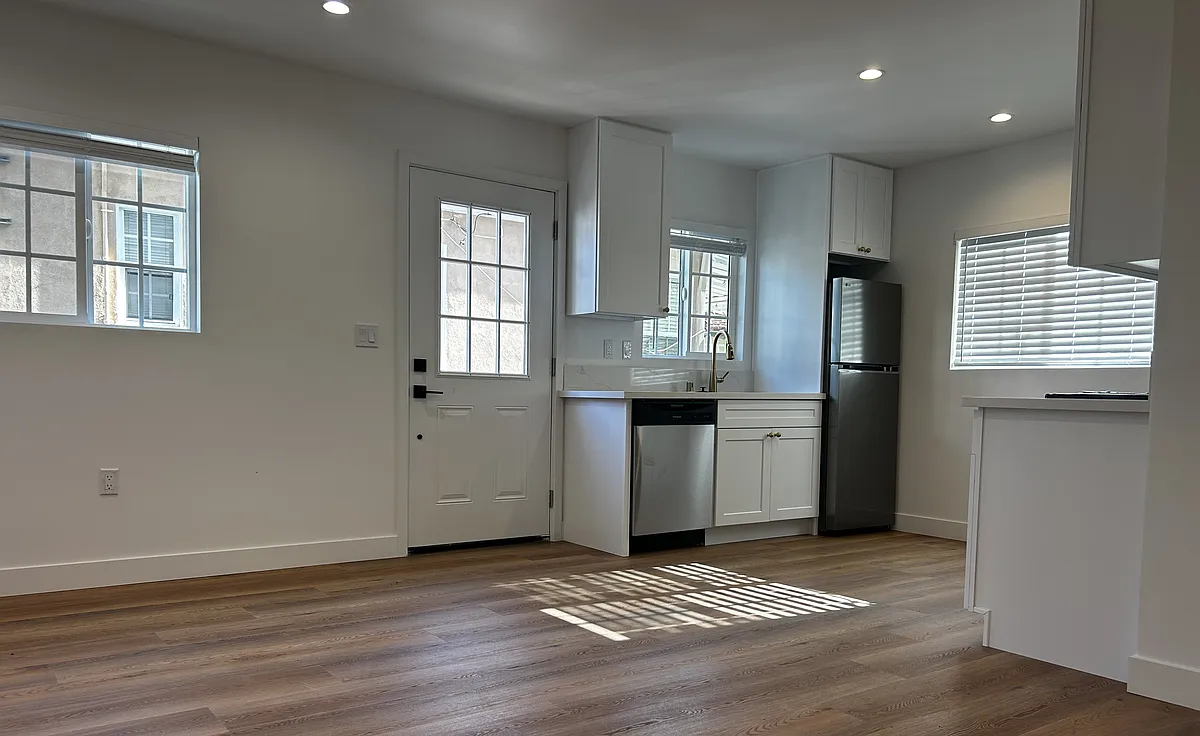 Building Photo - 10435 Ashton Ave #10431