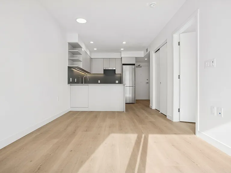 5670 Cambie St — Photo 35