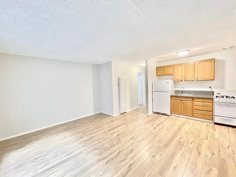 450 S Venice Blvd #6 — Photo 1