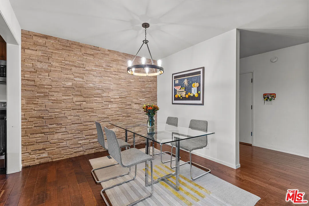 2 bed, 2.0 bath, 1325 sqft, $4,500 — Photo 4
