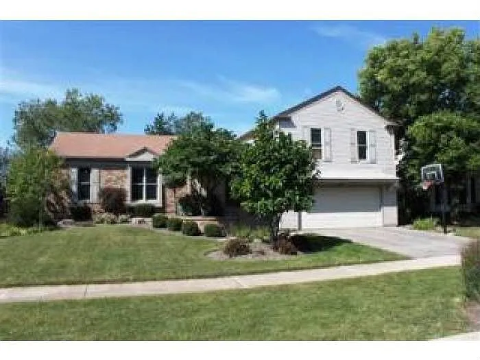 704 Hickory Ln photo 1