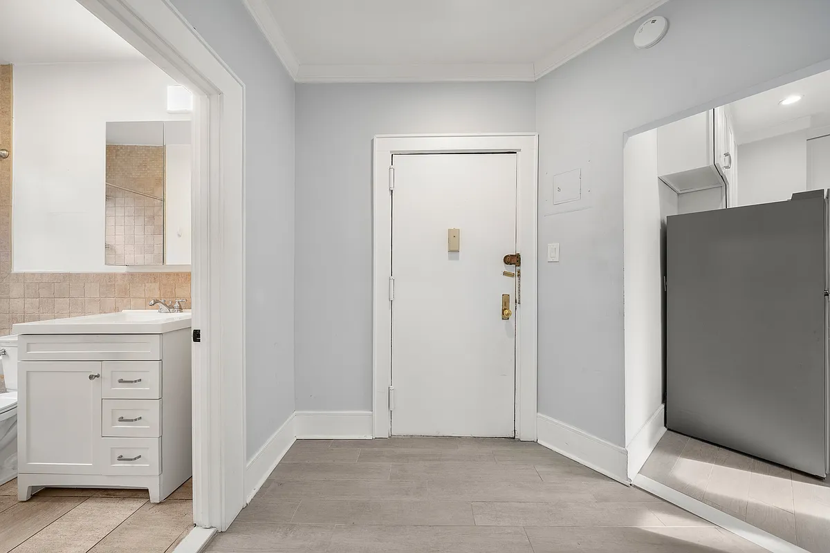 Entry Foyer - 553 Undercliff Ave #5