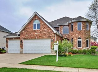 37 N Andover Dr, Roselle, IL 60172