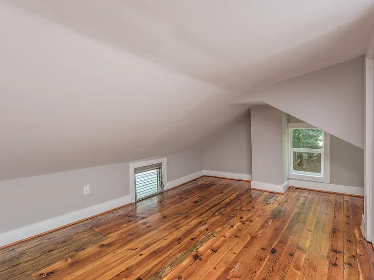 118 E Monmouth St — Photo 6