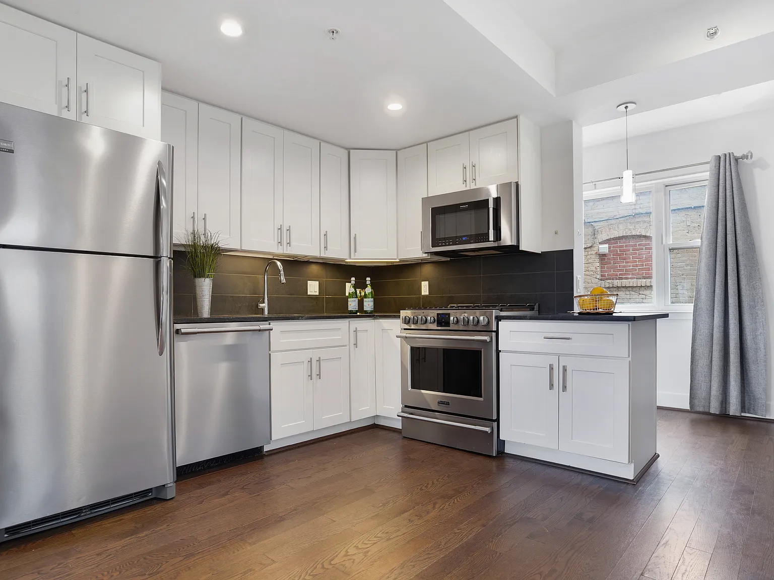 1 bed, 668 sqft, $2,100 — Photo 3