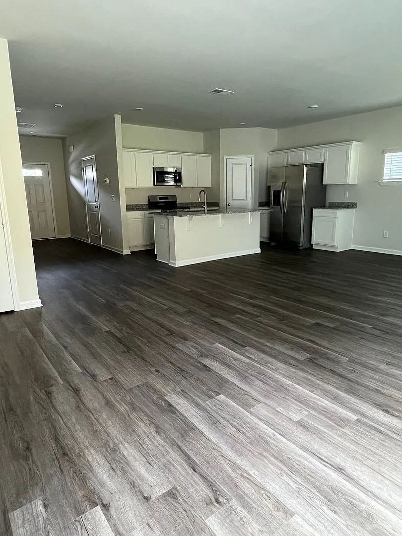 3 bed, 2.5 bath, 1720 sqft, $1,995 — Photo 2