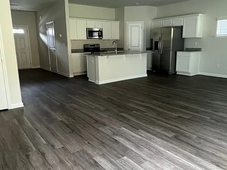 315 S Lake Ct — Photo 2