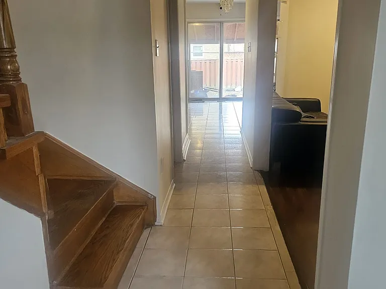 112 Lauraglen Cres — Photo 11