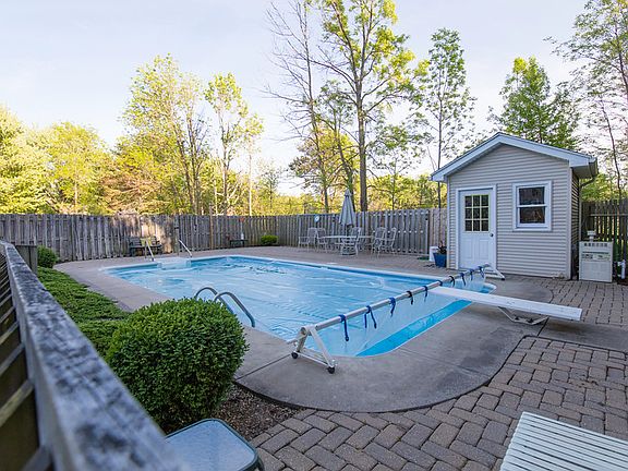 3rd image of 19 Summer Haven Dr