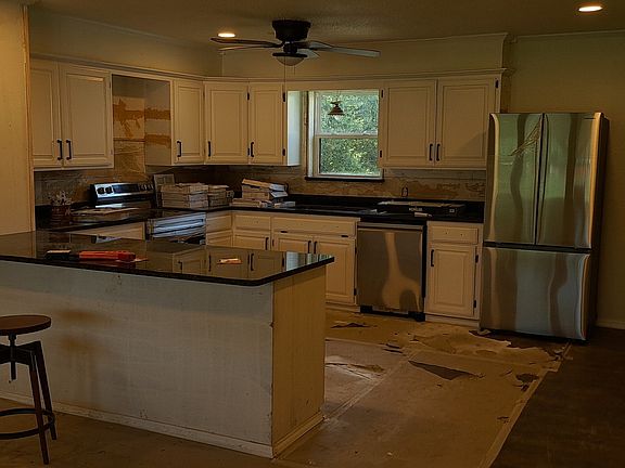 Kitchen with granite countertops, bar with room for 4 barstools.
New Samsung appliances