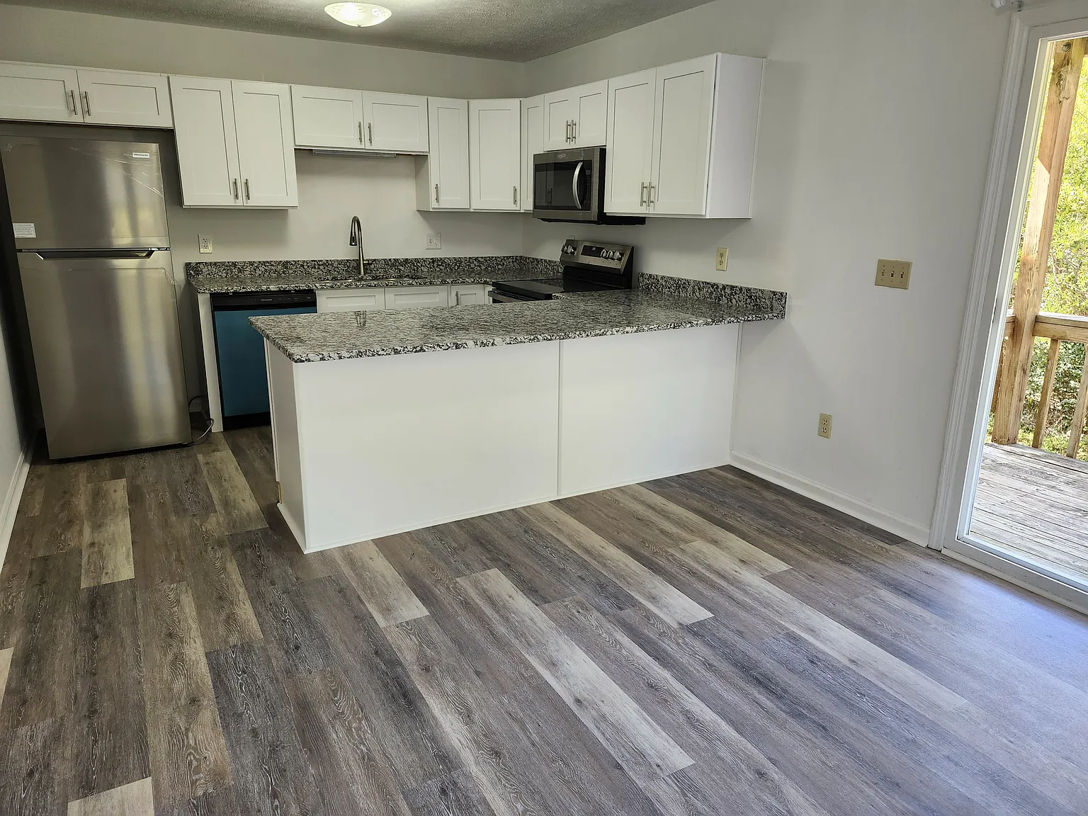 3 bed, 1000 sqft, $2,300 — Photo 4
