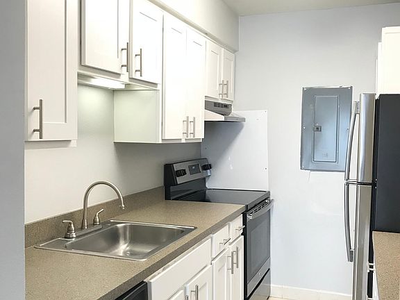 4th image of 305 Village Ln