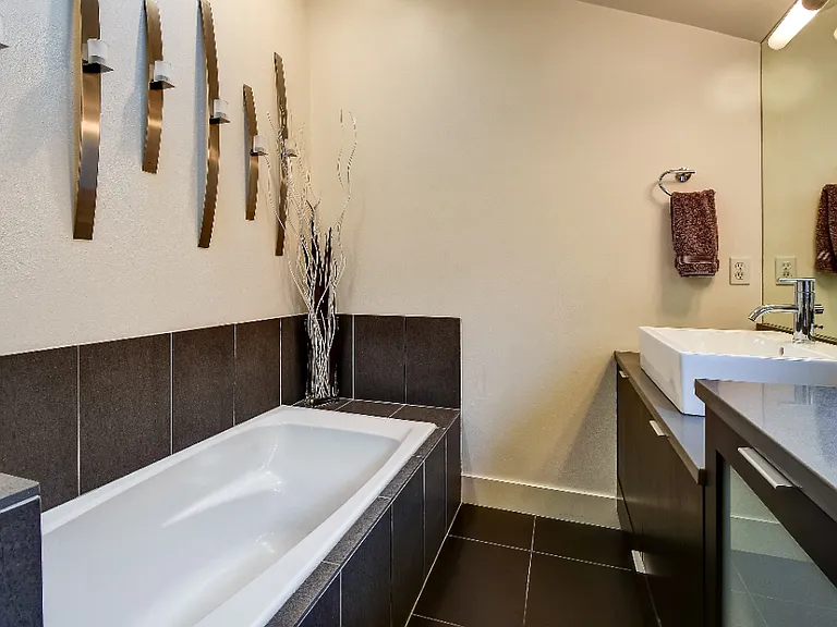 215B 12th Ave E #B — Photo 8