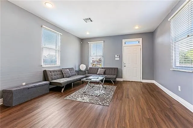 3 bed, 2.0 bath, 1339 sqft, $2,050 — Photo 4