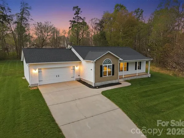 217 Winding Cedar Dr, Statesville, NC 28677