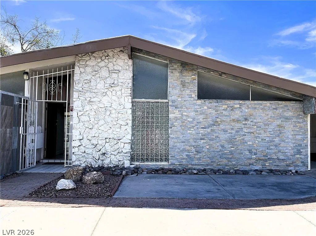 4 bed, 2.5 bath, 1700 sqft, $2,200 — Photo 2