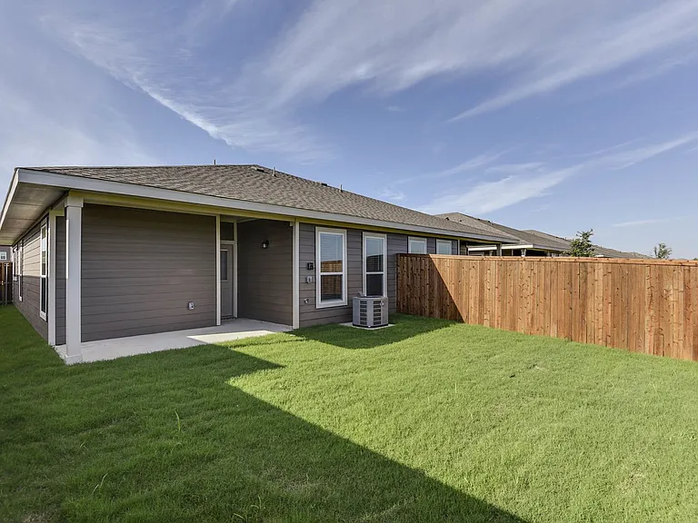 653 Blackland Dr — Photo 17