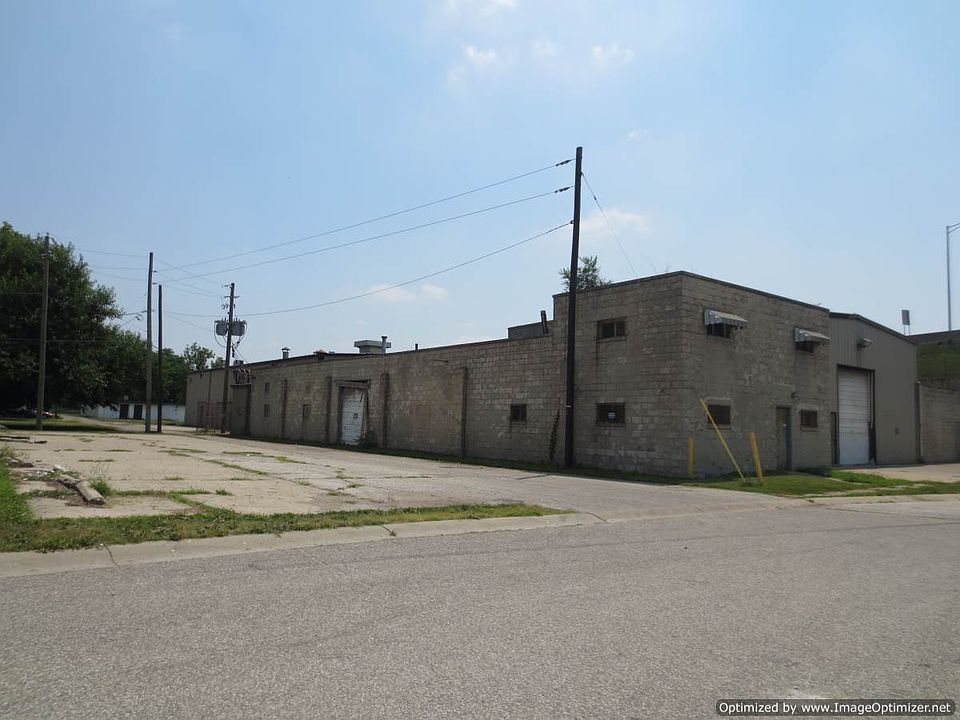 1st image of 900 Coffey St