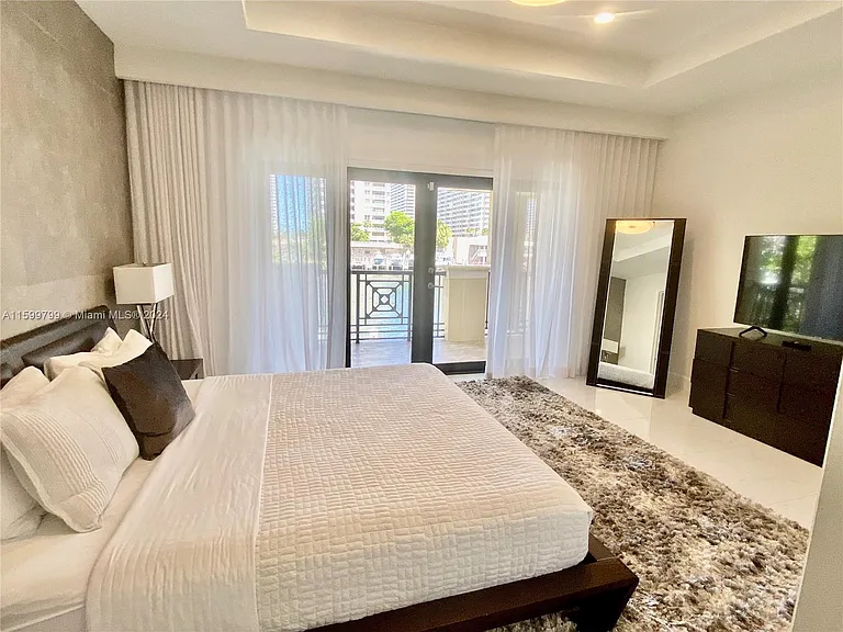 513 Palm Dr — Photo 26