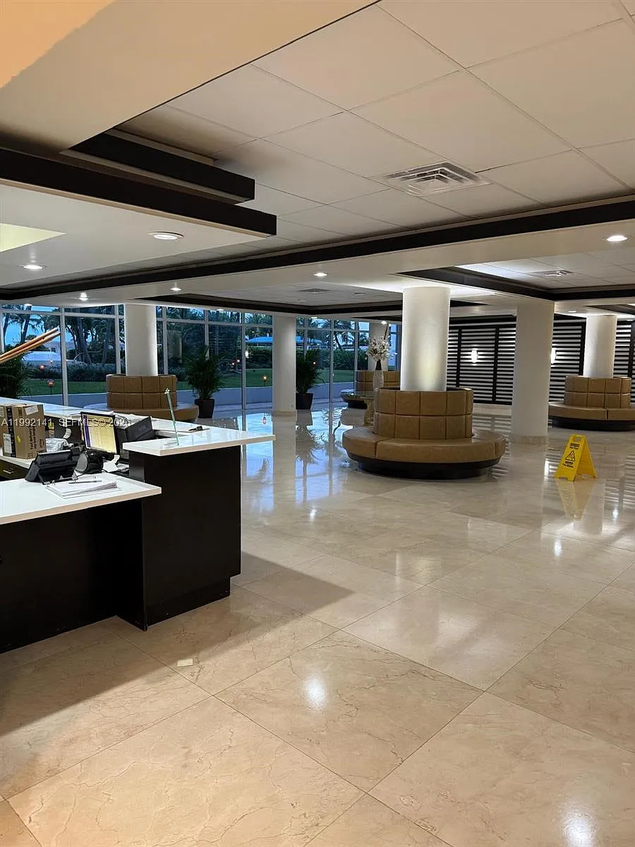 Building Photo - 5005 Collins Ave #1525