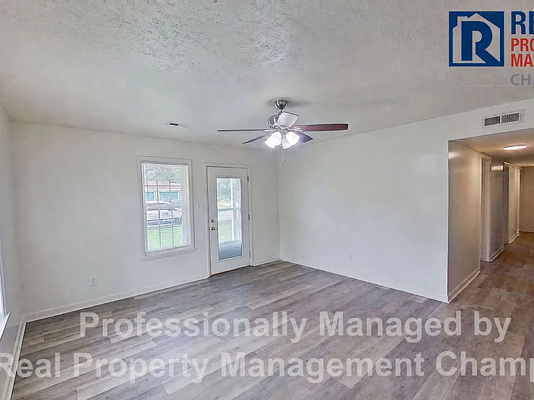 2909 Spaulding Dr — Photo 2