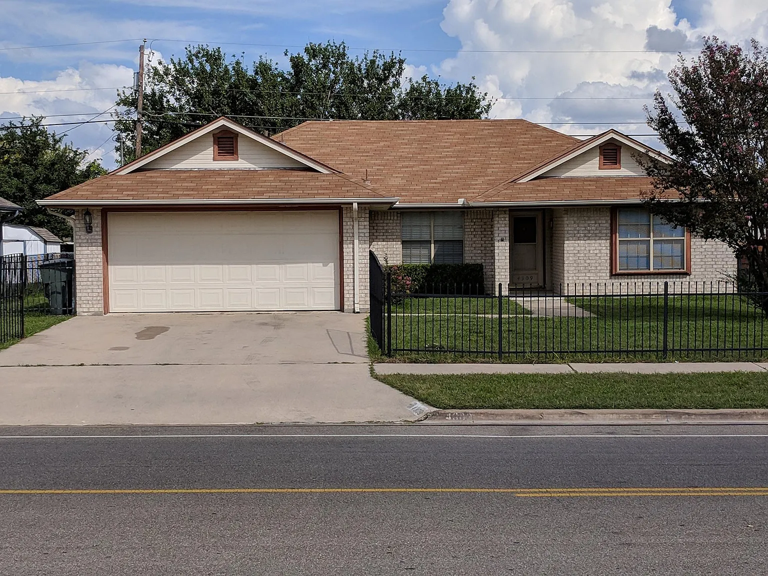 3 bed, 1482 sqft, $1,600 — Photo 1