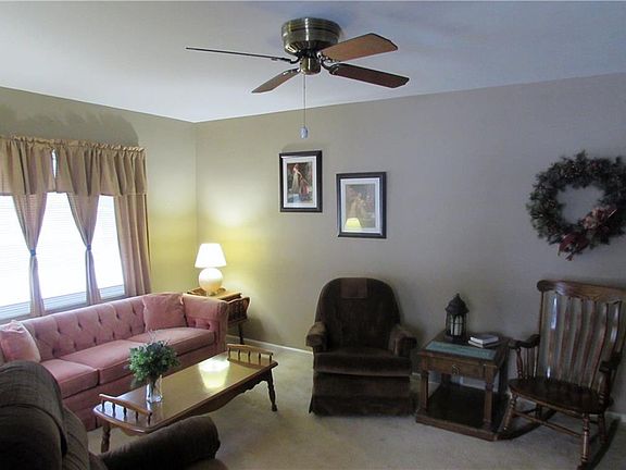 3rd image of 122 S Park Lane Dr