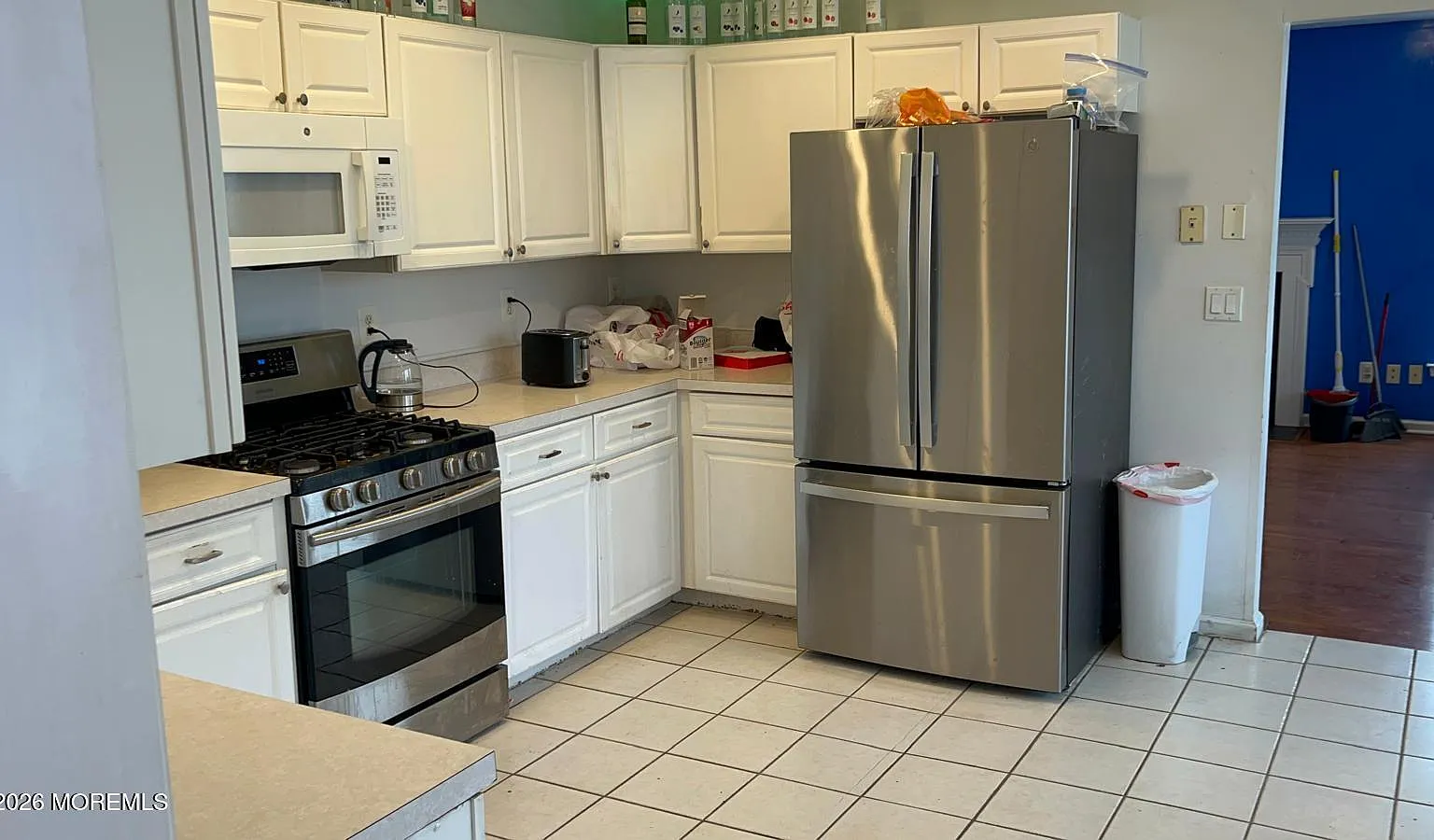 4 bed, 2.5 bath, 2704 sqft, $3,500 — Photo 2