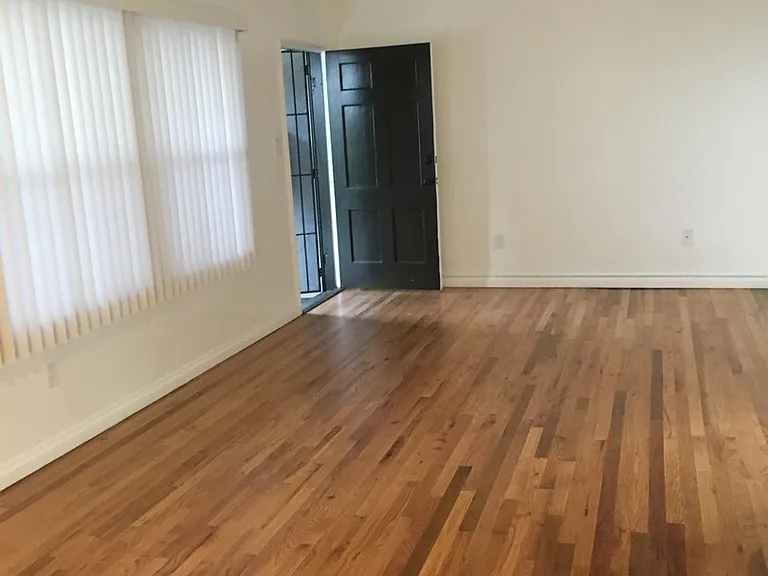 LA MESA — Photo 12