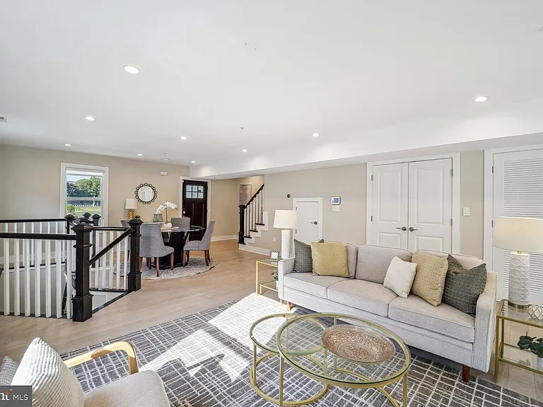 901 Lawrence St NE — Photo 2