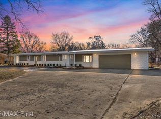 532 Nichols Rd, Auburn Hills, MI 48326