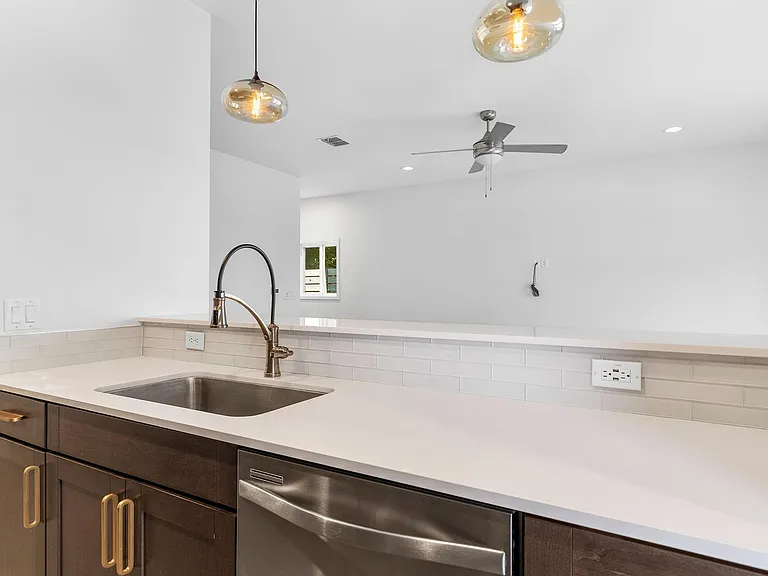 2101 Montopolis Dr #11 — Photo 9