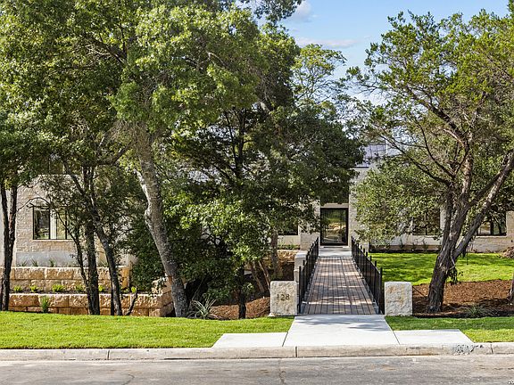 2nd image of 128 Balcones Bend