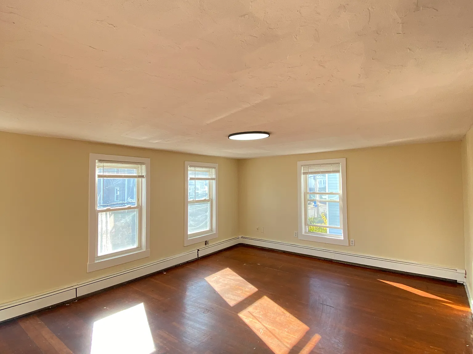 3 bed, 1250 sqft, $2,400 — Photo 2