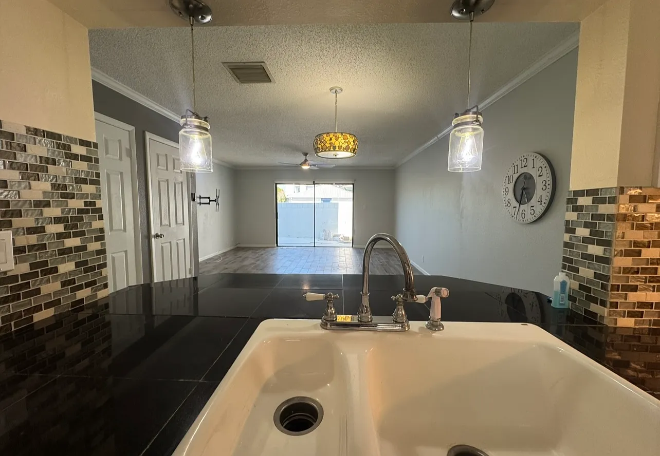 2 bed, 1.5 bath, 1260 sqft, $2,000 — Photo 3