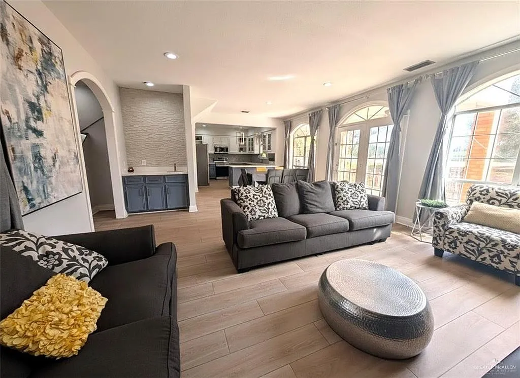 4 bed, 3.5 bath, 2036 sqft, $2,100 — Photo 4