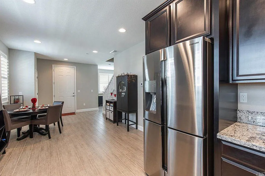 3 bed, 2.5 bath, 1812 sqft, $3,600 — Photo 4