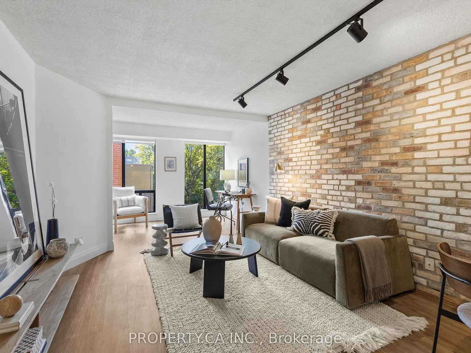 456 College St — Photo 1