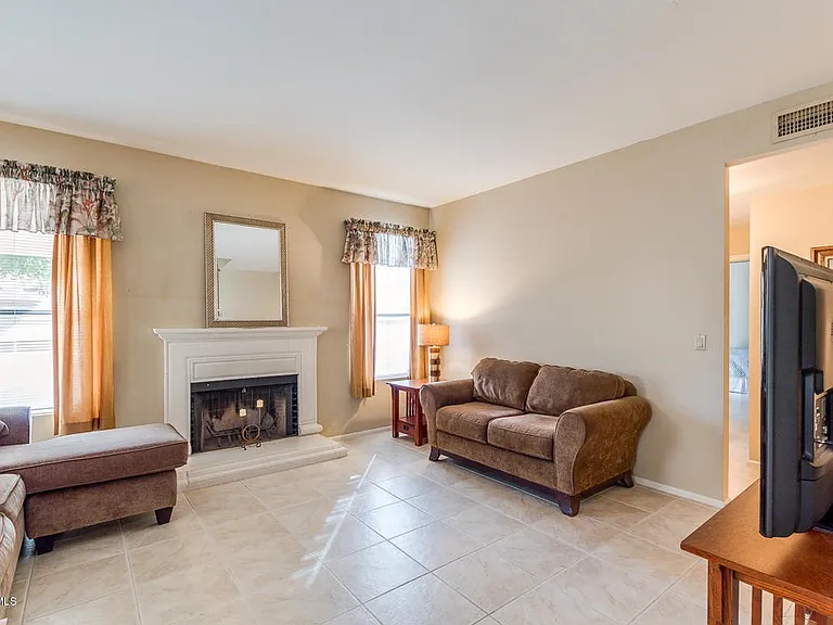 193 W Amanda Ln — Photo 5