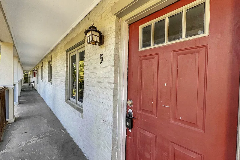 1 bed, 1.0 bath, 550 sqft, $895 — Photo 2