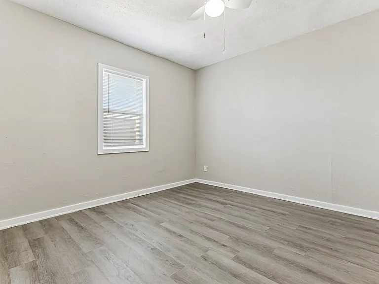 416 W 9th St #1 — Photo 10