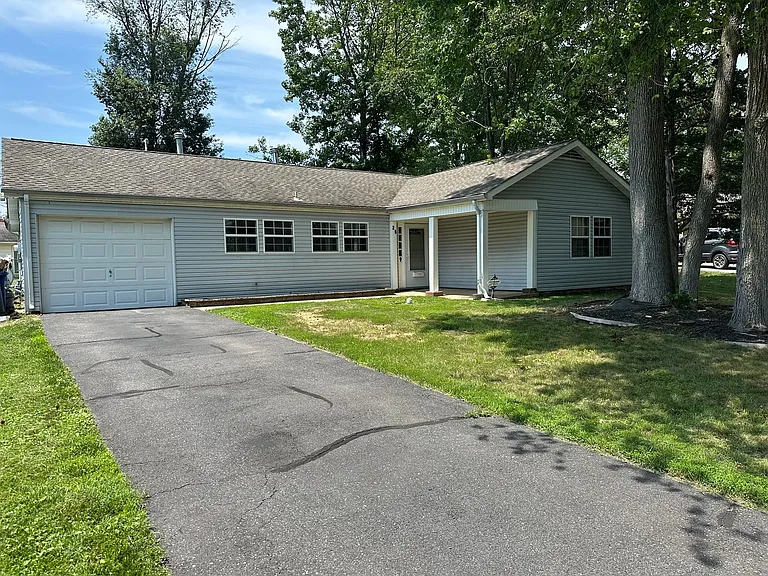 26 Newport Ln — Photo 1