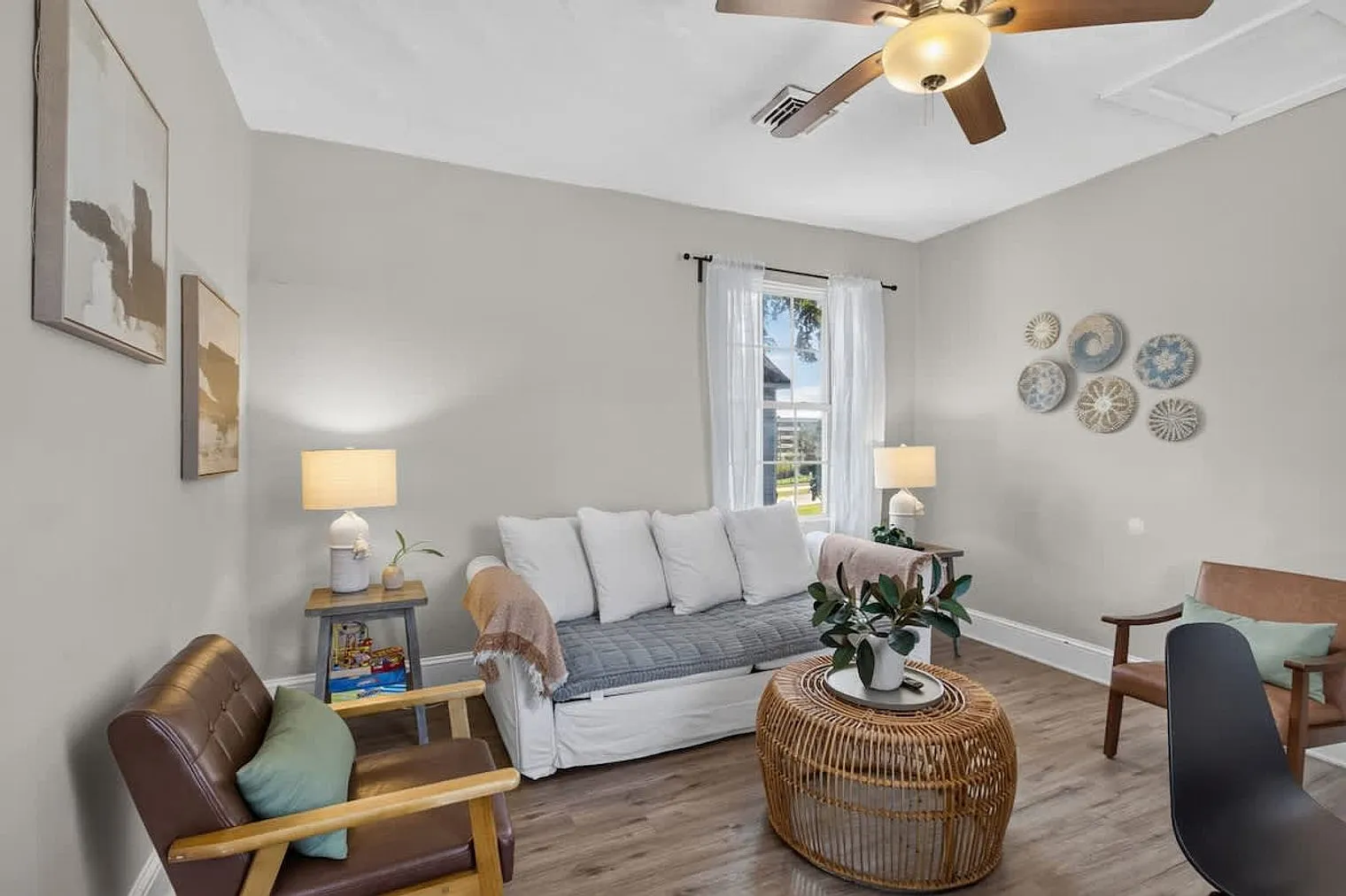 2 bed, 1.0 bath, 947 sqft, $4,364 — Photo 2