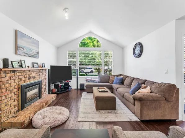 1055 163a St, Surrey, BC V4A 8B3