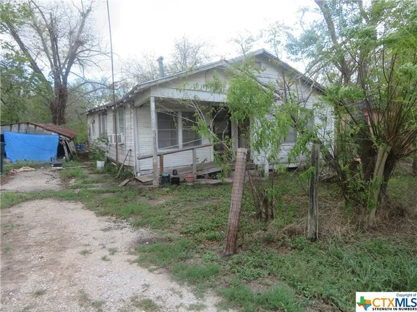 905 Martin Luther King Dr, Edna, TX 77957