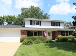 N28W22068 Indianwood Ct, Waukesha, WI 53186