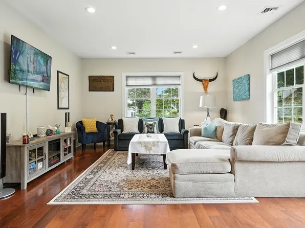 56 Town Hill St #56, Quincy, MA 02169